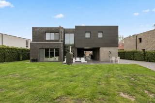 ***Inscription à la journée portes ouvertes du 24/09 via www.polares.eu***<br /><br />Cette villa individuelle, prête à emménager, est située dans une rue particulièrement calme du quartier verdoyant de Nieuwrode. La propriété a été construite en 2007, puis agrandie en 2014 avec des travaux de grande qualité. Avec une surface habitable généreuse de 249 m² et un terrain impressionnant de 1 314 m², cette propriété allie espace, intimité et confort de vie moderne à un niveau exceptionnel.<br /><br />Dès que l’on pénètre dans la maison, on est immédiatement frappé par l’abondance de lumière naturelle. Le vaste salon constitue le cœur de la maison et communique directement avec l’extérieur grâce à de grandes baies vitrées. À côté se trouve un espace bureau séparé, idéal pour ceux qui souhaitent travailler confortablement à domicile. Pour un climat intérieur optimal en toute saison, le salon est équipé de la climatisation.<br /><br />Avec pas moins de 5 chambres à part entière et 2 salles de bains aux finitions élégantes, cette villa offre tout le confort nécessaire. Trois des chambres sont également équipées de la climatisation. La maison dispose en outre d’un garage avec cave, ce qui offre un espace supplémentaire de stationnement, de rangement et de stockage.<br /><br />En matière de durabilité également, cette maison est un véritable atout. Avec un label EPC B favorable, 38 panneaux solaires sur le toit et une borne de recharge privée devant la porte, cette maison est parfaitement parée pour l’avenir. À l’extérieur, vous profiterez en toute tranquillité du cadre verdoyant sur ce vaste terrain. En bref, une opportunité unique d’acquérir une maison familiale haut de gamme, agrandie et économe en énergie. Contactez-nous dès aujourd’hui pour obtenir plus d’informations ou organiser une visite sur place.
