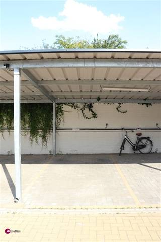 <p><span>Parking couvert avec électricité près du centre de Louvain</span></p><p><span> </span></p><p><span>Ce parking couvert se trouve à l'arrière de l'immeuble à appartements situé Blijde Inkomststraat 85 à Louvain. Le parking est accessible par la Dagobertstraat et est fermé par un portail automatique. </span></p><p><span> </span></p><p><span>Le parking se trouve à quelques pas de la Ladeuzeplein et du cœur de Louvain. </span></p><p><span> </span></p><p><span>Le parking est également équipé d'une prise électrique.</span></p><p><span> </span></p><p><span>Vous souhaitez plus d'informations ? N'hésitez pas à nous contacter !</span></p><p><span> </span></p><p><span>015 20 36 00 - <span>info@domoxim.be</span></span><span> </span></p>