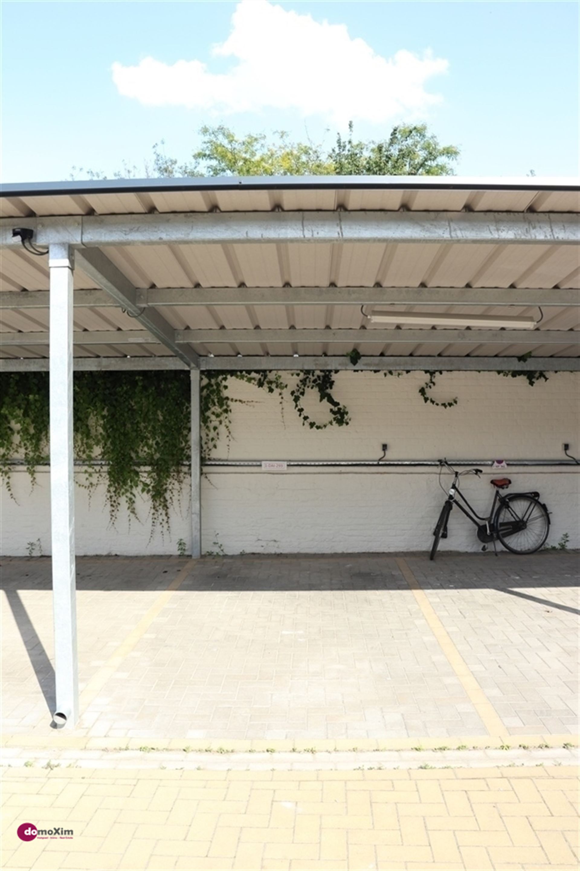 Parking couvert avec électricité près du centre de Louvain - photo 1