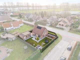 Te koop: Energiezuinige gezinswoning met grote zuidgerichte tuin in Lochristi<br /><br />In het charmante en gegeerde Lochristi vindt u deze mooie woning (bouwjaar 2001), ideaal gelegen op korte afstand van het centrum en toch in een rustige, landelijke omgeving. Een perfecte combinatie van bereikbaarheid en wooncomfort.<br /><br />De woning is energiezuinig en werd doorheen de jaren zorgvuldig afgewerkt met kwalitatieve en duurzame materialen. Ze beschikt over drie volwaardige slaapkamers op de verdieping, met bovendien de mogelijkheid tot het creëren van een vierde slaapkamer of bureau op het gelijkvloers — ideaal voor een thuiswerkplek, praktijkruimte of levenslang wonen.<br /><br />De lichtrijke leefruimtes geven uit op de ruime, prachtig aangelegde zuidgerichte tuin, waar u in alle rust kan genieten van zon en privacy.<br /><br />Verder biedt de woning:<br /><br />12 zonnepanelen<br /><br />Aparte garage<br /><br />Oprit met parkeerplaats voor 3 wagens<br /><br />Praktische indeling met veel natuurlijk licht<br /><br />Degelijke constructie en instapklaar<br /><br />Deze woning is uitermate geschikt voor gezinnen of wie op zoek is naar comfortabel wonen in een groene omgeving, zonder in te boeten aan nabijheid van winkels, scholen en verbindingswegen.<br /><br />📍 Lochristi – wonen op een toplocatie tussen natuur en centrum<br /><br />Interesse? Contacteer Guy 0479/88 88 06 voor meer informatie of voor een bezoek ter plaatse (www.hyboma.be - 051 480 980)