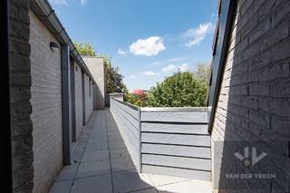 <strong>Recent 2-slaapkamerappartement in het centrum van Diepenbeek, met kelderberging en ondergrondse autostaanplaats, zolderruimte en zuid-oostelijk georiënteerd terras! <br /><br /><u>TROEVEN: </u></strong><br />- Centrale ligging in het centrum van Diepenbeek <br />- E313 vlakbij <br />- Kelderberging en ondergrondse autostaanplaats inbegrepen in de vraagprijs <br />- Bijzonder veel natuurlijke lichtinval <br />- Extra bergruimte dankzij de zolderruimte van 20 m² <br />- Gezellig terras met goede oriëntatie <br />- Recent gebouw (2014) dat altijd goed werd onderhouden <br />- EPC label B <br />- Elektriciteit goedgekeurd tot december 2036 <br />- Ideaal voor eigen bewoning of investeringsopportuniteit<br /><br /><strong>Locatie</strong> - Appartement met 2 slaapkamers in het centrum van Diepenbeek. Gelegen op slechts een steenworp van het gezellige marktplein, supermarkten, scholen, horeca en zoveel meer. Diepenbeek onderging de laatste jaren een ware metamorfose waardoor diverse winkelketens en projectontwikkelaars hun weg vonden naar deze mooie gemeente. Ook op het gebied van mobiliteit, ontspanning en natuur is er meer dan voldoende te beleven. De nieuwe slogan van de gemeente is dan ook toepasselijk: “Diepenbeek, hier is ‘t goed”.<br /><br /><strong>Indeling</strong> - Het appartement is gelegen op de derde verdieping en kan je bereiken via trap of lift. De indeling omvat de inkomhal, een berging/wasplaats alsook de leefruimte, met een open keuken en aansluitend het terras, dat een mooi en ruim zicht biedt op de omgeving. Via de nachthal kom je in de 2 slaapkamers, het apart toilet en de zeer ruime en praktische badkamer met ligbad, inloopdouche, wastafel en toilet.<br />Opvallend in het appartement is de kleine mezzanine, die je met een ladder kunt bereiken vanuit de leefruimte. Een extra ruimte die diverse invullingen kan genieten, zoals bijvoorbeeld bureau- of hobbyruimte.<br />Ook de ruime zolder biedt mogelijkheden. Deze kan je bereiken via een uitschuifbare zoldertrap en is perfect voor opslagruimte of, mits enkele verbouwingswerken, een extra slaapkamer of leefruimte.<br /><br />Het appartement komt inclusief uw eigen ondergrondse parkeerplaats en een privatieve kelderberging! <br /><br />Kortom, een tof appartement op een zeer gunstige locatie, dat zowel interessant is voor eigen bewoning als voor uw investeringsportefeuille.<br /><br />