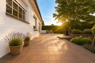 Ruime vrijstaande villa met uitzonderlijk veel woonvolume op een uitstekende ligging in Eeklo.
Op een strategische locatie in Eeklo, vlakbij de belangrijkste uitvalswegen, bevindt zich deze charmante vrijstaande villa die uitblinkt in ruimte, comfort en een tijdloze uitstraling. Dankzij het royale woonvolume, de stevige en solide bouwstructuur en de doordachte indeling biedt deze woning alle troeven voor wie op zoek is naar aangenaam en veelzijdig wonen.
De lichtrijke gelijkvloerse verdieping verwelkomt u met een bijzonder ruime leefruimte, bestaande uit een gezellige living en een sfeervol salon. De open haard en houtkachel creëren er een warme, huiselijke sfeer, terwijl de grote raampartijen een prachtig zicht bieden op het zonnig georiënteerde terras en de ruime tuin.
De rustieke, tijdloze eiken keuken is een echte blikvanger en werd afgewerkt met een prachtig gepolierd blauwstenen werkblad. Hier gaan karakter, kwaliteit en functionaliteit moeiteloos hand in hand.
De woning beschikt over vier volwaardige tweepersoonsslaapkamers, waarvan één praktisch gelegen is op het gelijkvloers. De ruime badkamer is uitgerust met een inloopdouche, een ligbad en een dubbele lavabo en één van de drie toiletten, waardoor comfort gegarandeerd is. 
Ook op praktisch vlak scoort deze villa bijzonder hoog. De volledige woning is onderkelderd en biedt naast een inpandige garage nog verschillende afzonderlijke compartimenten die ideaal zijn als berging, wijnkelder of atelier. Bovendien is er voldoende parkeergelegenheid dankzij de meerdere autostaanplaatsen op het perceel.
Met haar overvloedige natuurlijke lichtinval, royale tuin, uitstekende bereikbaarheid en indrukwekkende woonoppervlakte vormt deze eigendom een unieke opportuniteit voor wie op zoek is naar een stijlvolle gezinswoning, waar wonen en werken ook een optie is en  met tal van mogelijkheden.

Wenst u deze parel te bezoeken? Aarzel dan niet en neem contact op via het nummer 09 336 16 15 of mail naar info@vastgoedunicum.be, wij helpen u graag verder!

Virtuele rondleiding?
https://youtube.com/shorts/KLRV97IU8Og

