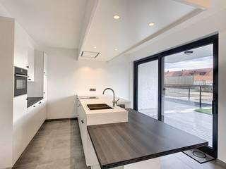 Dit appartement bestaat uit de inkomhal met apart toilet, mooie open leefruimte met prachtige keuken.<br /><br />De keuken is voorzien van alle comfort met een ruim kookeiland en aansluitend een berging. <br />Vanuit de keuken is er toegang tot het terras en de stadstuin. <br /><br />Verder zijn er 2 slaapkamers en een badkamer met inloopdouche en dubbele lavabo.<br /><br />Ondergrondse staanplaats en kelderberging aanwezig.<br /><br />Gemeenschappelijke kosten van 60 euro/maand zijn inbegrepen in de huurprijs.<br /><br />beschikbaar vanaf 01/09/2026<br /><br />Heb je interesse? Vraag uw bezoek aan via onze website https://www.immovl.be/te-huur/list en druk op de knop '<strong>IK WENS EEN BEZOEK</strong>'.