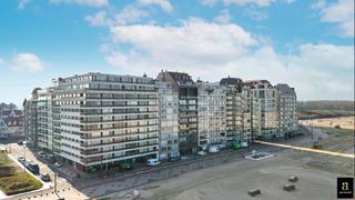 Dans un endroit unique sur la plage Blue Buddha, près du club de voile de Duinbergen, vous trouverez ce superbe appartement-duplex sur le toit avec une vue imprenable sur la mer et l'arrière-pays. Ce penthouse exclusif (194m² inclusif 29m² des terrasses) offre une expérience de vie exceptionnelle avec beaucoup de lumière naturelle, 4 chambres spacieuses et 3 belles terrasses ensoleillées. Possibilité d'acheter 2 boxes de garage dans l'immeuble du même propriétaire.<br /><br />Disposition : <br />Depuis l'espace de vie spacieux avec de larges fenêtres et de grands placards intégrés en chêne massif, vous bénéficiez d'une vue panoramique sur la mer. De grandes terrasses avant et arrière avec de l'espace pour une table à manger et/ou des chaises longues. La cuisine entièrement équipée en chêne massif avec un plan de travail en pierre naturelle se trouve à côté. La cuisine contient tous les appareils électroménagers classiques (Miele), y compris un four à vapeur, et est également équipée d'un refroidisseur de vin, d'un réfrigérateur américain et d'un congélateur séparé, ainsi que d'une magnifique cuisinière en acier inoxydable qui offre tout le confort nécessaire pour des dîners agréables avec la famille et les amis. Salon en parquet avec coin bureau intégré. Dans le hall d'entrée séparé, on trouve une double armoire, des toilettes pour les invités et un grand débarras avec des connexions pour la machine à laver et le sèche-linge. <br /><br />A l'étage supérieur : hall de nuit menant aux 4 chambres et aux 3 salles de bains, chacune d'entre elles étant finie à la perfection avec des armoires sur mesure, ce qui rend l'appartement parfait pour une grande famille ou des personnes qui aiment recevoir des invités. <br />Séjour en parquet avec coin bureau intégré. Dans le hall d'entrée séparé, on trouve un double placard vestiaire, ainsi qu'un WC pour les invités et un grand débarras avec des connexions pour la machine à laver et le sèche-linge. <br /><br />A l'étage supérieur : hall de nuit menant aux 4 chambres et aux 3 salles de bains, chacune d'entre elles étant finie à la perfection avec des armoires sur mesure, ce qui rend l'appartement parfait pour une grande famille ou pour les personnes qui aiment recevoir des invités. <br />À l'avant, il y a deux grandes chambres, toutes deux pouvant accueillir des lits doubles et offrant une vue sur la mer. La chambre principale dispose de sa propre salle de douche. Des toilettes séparées et une salle de bains avec lavabo et baignoire sont accessibles depuis le hall de nuit. <br />Sur la façade arrière se trouvent 2 autres chambres, dont une pour un lit double avec sa propre salle de douche et une pour un lit simple. Les deux chambres s'ouvrent sur la troisième terrasse orientée au sud et offrant une vue panoramique sur l'arrière-pays.<br /><br />Il y a également la possibilité d'acheter deux garages intérieurs, offrant une commodité supplémentaire.<br />Un garage à vélos est facilement accessible dans l'immeuble. L'appartement est équipé d'un système d'alarme, de l'air conditionné et du chauffage au sol. <br />Bel immeuble récent (bj 2011). Une boulangerie, un boucher et un supermarché sont accessibles à pied.<br /><br />EPC : 107 kWh/m² (UC : 3312899)