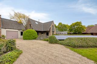 This villa with an annex is for sale on an exceptional plot of 4012m² in the middle of the landscaped agricultural area in Moerkerke (Damme)...