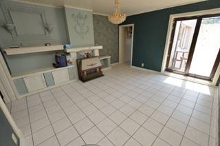 Ruime woning met garage met mooi open zicht op de vaart.Indeling:inkomhall, kelder, ruime garage met werkplaats, zonnige koer, badkamer met bad,...