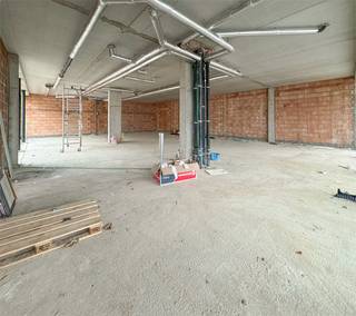 Op de Olmensesteenweg in Ham wordt momenteel het nieuwbouwproject "De Olmen" opgetrokken. Het betreft een ontwikkeling gelegen in het centrum van Ham bestaande uit 3 individuele gebouwen waarover 21 appartementen worden verdeeld boven 2 gelijkvloerse handelspanden en een ruime kelderverdieping. In het bouwproject is er ook een Okay-supermarkt (Colruyt-groep), de winkel zit in een apart gebouw en is ondertussen open.<br /><br />Door de centrale ligging van het project is het ideaal wonen: werkelijk alle voorzieningen zijn in de onmiddellijke omgeving te vinden. Scholen, meerdere supermarkten, bakkers, slagers, kledingszaken, een apotheek… Ook omliggende gemeenten en steden waaronder Leopoldsburg, Beringen en Tessenderlo zijn vlot bereikbaar.<br /><br />Residentie “De Olmen” is zondermeer een eigentijds project: een doordacht ontwerp, ruime gelijkvloerse parking voor klanten, moderne architectuur, gebruik van up-to-date materialen en de nieuwste technieken maken van dit project zondermeer er eentje wat er met kop en schouder bovenuit steekt.<br />Bij de inplanting van de gebouwen werd ook aandacht besteed aan veel groen, wandelpaden, fietsenstallingen en zelfs enkele heuse waterpartijen zodat wonen in “De Olmen” een beleving wordt.<br /><br />Dit casco handelsgelijklvloers ligt in Blok B en heeft langs de parking van het project ongeveer 10,5m gevel in glas zodat er een goede visibiliteit is, in de zijgevel is er nog eens bijna 10m glas. Binnenin heeft deze ruimte een oppervlakte van ongeveer 250m2 met een vrije hoogte tussen vloer en plafond van 3,42m. De aankoop van ondergrondse autostandplaatsen is eveneens mogelijk.<br /><br />Meer info op www.residentiedeolmen.be