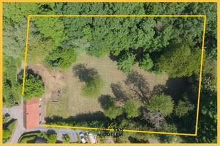 <strong>Immo Van Middelem verkoopt deze TE SLOPEN/TE HERBOUWEN woning op een perceel van ± 27a90ca, gelegen in agrarische zone, te Wambeek (Ternat). De unieke ligging, in een doodlopende straat, biedt ultieme rust en het genot van stilte van het bos, maar toch op wandelafstand van winkels en openbaar vervoer. Deze locatie is ideaal voor wie houdt van rust en toch dichtbij alle voorzieningen wenst te wonen! </strong><br /><br />Gezien er reeds een woning op het perceel staat kan er verbouwd/herbouwd worden onder het 6% btw-stelsel. <br />Optioneel aan te kopen ± 60a60ca agrarisch gebied.<br /><br />De huidige eigenaar heeft reeds een vergunning verkregen voor het slopen van huidige woning en het bouwen van een nieuwe woning. <br />De betreffende plannen zijn beschikbaar op ons kantoor. Deze omvatten een eengezinswoning (van ± 284m2) met maximaal twee bouwlagen <br />+ eventuele dak/zolderverdieping + gedeeltelijke onderkeldering.<br /><br />Indeling nog te bouwen woning: <br />- GELIJKVLOERS: inpandige garage, inkomhal (met vestiaire en wc), living, eetplaats, keuken, wasplaats.<br />- 1st VERDIEP: 3 slaapkamers, nachthal, wc, badkamer (met ligbad en douche). <br />- Zolder<br />- Kelder <br /><br />EPC huidige woning: 1.578 kWh/m².jaar - Label F (UC: 3741809).<br />Elektriciteit niet conform.<br />Vrij bij akte.