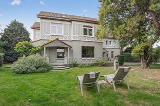 Well maintained villa on a spacious plot with an exceptional location. Modern finished family home with 3 bedrooms, driveway and a sunny oriented...