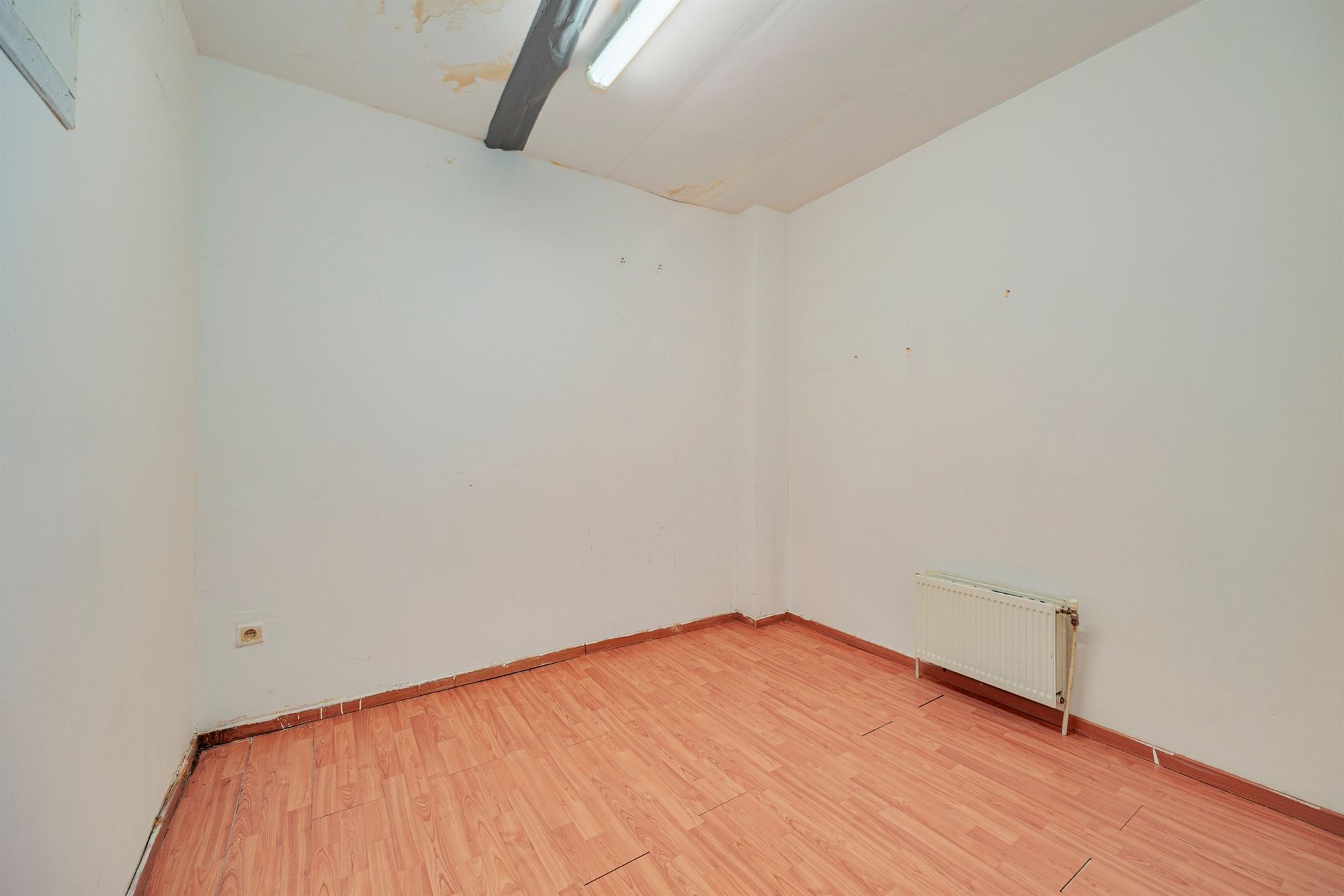 Handelshuis met gerenoveerde handelsruimte en renovatiepotentieel - foto 4