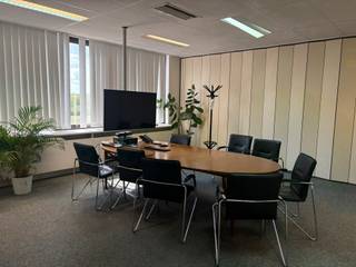 Modern building with 650 m² of office space and 300 m² of warehouse.Excellent location near the Brussels Ring and the airport.High visibility and...