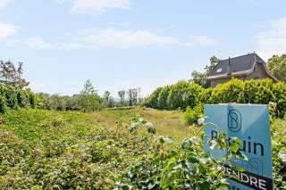 <p>Deze bouwgrond van 994m2 is topgelegen aan de voet van het Kluisbos, genietend van een PRACHTIG ZICHT. <br />Veel potentieel. <br />Vergunning voor 4 appartementen aanwezig (geen verplichting). <br /><br />Geen bouwverplichting, mooie bouwgrond op een TOPLOCATIE. <br /><br />Bezoek na afspraak met IMMO BEGUIN: info@immobeguin.be</p>