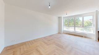 <p><b>Instapklaar, volledig gerenoveerd appartement met zicht op het Zuidpark</b><b></b></p>
<p>Dit gerenoveerde appartement geniet van een uitstekende ligging met frontaal uitzicht op het Zuidpark. Gelegen in een kleinschalig gebouw en bereikbaar met de lift.</p>
<p>De lichtrijke leefruimte biedt dankzij haar royale breedte een aangenaam ruimtegevoel en een prachtig uitzicht op het park. Aansluitend een open, volledig geïnstalleerde keuken, met kwalitatieve toestellen voor dagelijks gebruik.</p>
<p>Het appartement beschikt over een ruime slaapkamer aan de achterkant en een tweede kamer die perfect dienst kan doen als dressing, bureau of logeerkamer. De badkamer is uitgerust met een douche en toilet.</p>
<p>De woning bevindt zich op het befaamde Zuid, op wandelafstand van het historische centrum van Antwerpen. Met het vernieuwde Zuidpark voor de deur, het Koninklijk Museum voor Schone Kunsten, de Scheldekaaien, de bruisende Volksstraat en het Marnixplein in de directe omgeving, geniet u hier van het beste wat de stad te bieden heeft.</p>
<p>Supermarkten zoals Carrefour, Colruyt en Delhaize bevinden zich vlakbij. Ook de bereikbaarheid is uitstekend, zowel met de wagen als met het openbaar vervoer.</p>
<p>Autostaanplaatsen zijn te huur in de nabije omgeving.</p>