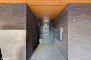 DUPLEXAPPARTEMENT MET 3 SLAAPKAMERS, TERRAS EN ONDERGRONDSE AUTOSTAANPLAATS NABIJ HET CENTRUM VAN BILZEN<br /><br /><span>Op weg naar het bruisende centrum van Bilzen is dit lichtrijke </span>duplexappartement<span> gelegen op de Brugstraat 70A/2.3. Door haar centrale ligging zijn alle voorzieningen zoals winkels, scholen, restaurants en het station binnen handbereik. Daarnaast zijn de autostrades vlakbij waardoor omliggende steden vlot bereikbaar zijn.</span><br /><br />Het appartement is gelegen op de tweede en derde verdieping en is bereikbaar via de lift en de trap.<br />De indeling van het appartement is als volgt:<br />TWEEDE VERDIEPING:<br />- Inkomhal.<br />- Berging met aansluiting voor het wasmachine.<br />- Toilet.<br />- Woonkamer met open keuken. De keuken is voorzien van een inbouwkoelkast, kookplaat met geïntegreerde afzuiging, vaatwasser en een oven.<br />- 1 slaapkamer.<br />- Badkamer. De badkamer is voorzien van een enkele lavabo en bad.<br />- terras.<br /><br />DERDE VERDIEPING:<br />- 2 slaapkamers.<br />- Badkamer. De badkamer is voorzien van een dubbele lavabo, douche en toilet.<br /><br /><span>De gemeenschappelijke kosten bedragen €90/maand.</span><br /><span>Tot het appartement behoort een ondergrondse autostaanplaats en een kelderberging.</span><br /><br /><span>Wilt u graag wonen in dit lichtrijke </span>duplexappartement<span> met een gunstige ligging? Contacteer ons dan vrijblijvend via info@matisimmo.be.</span><br /> 