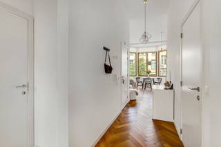 Achter de gevel van een prachtig herenhuis in het hartje van Berchem bevindt zich dit mooi gerenoveerde, gezellige appartement. Dankzij de...