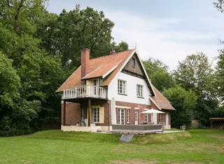 <p>Deze prachtige te renoveren cottagewoning uit ca. 1900 ademt karakter en authenticiteit. Tal van originele elementen zijn prachtig bewaard gebleven, zoals oude tegelvloeren, houten vloeren, schoorstenen en deuren, wat zorgt voor een unieke en warme sfeer.<br /><br />Indeling: De woning betreedt men via de inkomhal met originele tegelvloer en kachel. Aansluitend bevinden zich een vestiaire en een apart toilet. De leefruimte van ca. 35 m² ligt op houten vloer en beschikt over een open haard en een aparte eethoek. De keuken is volledig uitgerust en geeft toegang tot de garage/berging. Op de eerste verdieping zijn drie ruime slaapkamers van ca. 25 m², 24 m² en 25 m², een dressing en een badkamer met douche en dubbele wastafel. <br /><br />De tweede verdieping telt nog twee kamers van telkens ca. 12 m².<br /><br />Extra’s <br />- Volledig onderkelderd <br />- Verwarming op aardgas <br />- Gemiddelde kosten gas &amp; elektriciteit: ca. €230/maand<br /><br />Met een energiescore van 700 kWh/m² (label F) biedt deze woning een mooie opportuniteit voor een energetische renovatie. Door te investeren in isolatie, moderne technieken en duurzame ingrepen verhoogt u niet alleen het wooncomfort, maar creëert u ook een belangrijke meerwaarde voor de toekomst. Bovendien komen dergelijke werken mogelijk in aanmerking voor interessante premies, en kan er onder bepaalde voorwaarden een gunstiger tarief gelden bij de aankooprechten.</p>
