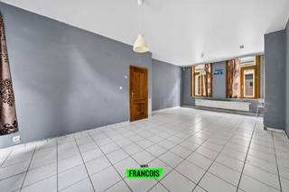 Op zoek naar een woning te koop in het hart van Ieper met tal van mogelijkheden? Deze ruime gezinswoning in de Lombaardstraat combineert een zeer centrale ligging met een sterk potentieel voor wie op zoek is naar een eigendom dat volledig naar eigen smaak kan worden ingericht.<br /><br />Deze woonst bevindt zich nabij het centrum van Ieper en beschikt over een bewoonbare oppervlakte van maar liefst 209 m². Dankzij de royale ruimtes, de vier slaapkamers en twee badkamers vormt dit pand de ideale basis voor een ruime gezinswoning of een interessante investering. De woning biedt een aangename indeling met veel lichtinval en beschikt bovendien over een terras en garage, wat een absolute meerwaarde is in deze topligging in Ieper. Hier geniet u van alle voorzieningen, winkels, scholen en openbaar vervoer op wandelafstand.<br /><br />Bent u op zoek naar een renovatiepand te koop in Ieper met mooie renovatiemogelijkheden en een uitstekende ligging nabij het centrum? Dan is deze woning beslist een bezoek waard. Immo Francois begeleidt u graag bij uw zoektocht in Ieper en de deelgemeenten.<br /><br />Vraag vandaag nog uw bezoek aan via Immo Francois en ontdek zelf het potentieel van deze ruime woning in het centrum van Ieper.<br /><br />Woning verkopen in Ieper? Vraag je gratis schatting aan bij Immo Francois via ieper@immofrancois.be.<br /><br />