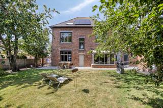 We heten u graag welkom in deze karakteristieke villa te Woumen, een deelgemeente van Diksmuide. Deze villa biedt u een zee aan ruimte...