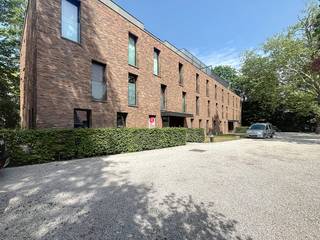 Profitez du calme, de l'espace et d'une jolie terrasse avec vue sur le parc tous les jours. Les grandes fenêtres apportent une sensation de plein...