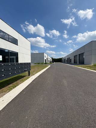 - Nieuwe KMO-units te Ichtegem -<br /><br />In de Industriestraat te Ichtegem transformeert Global Estate Group de voormalige Dupon Biscuits-site – bekend van koekjes voor ijsjes – tot een modern en duurzaam bedrijventerrein.<br /><br />In dit nieuwe KMO-park, *Houtland West*, bieden wij een casco loods van 246 m² te koop aan. De unit beschikt over 2 inbegrepen privéparkeerplaatsen en maakt deel uit van een recent opgeleverd bedrijvenpark met een hedendaagse uitstraling.<br /><br />*Houtland West* is strategisch gelegen in het hart van Ichtegem, vlot bereikbaar via de N33 en op korte afstand van Torhout, Gistel en de E40. Het bedrijventerrein is ideaal voor kleine en middelgrote ondernemingen die op zoek zijn naar een functionele, duurzame en goed bereikbare uitvalsbasis in West-Vlaanderen.<br /><br />Interesse? Neem contact met ons op voor meer info of een bezoek ter plaatse.