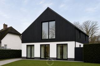 Op zoek naar ruimte, comfort én een centrale ligging? Deze vrijstaande woning in Kapellen heeft het allemaal en meer. Gelegen op een uitstekende locatie vlakbij winkels, scholen en openbaar vervoer, woont u hier rustig én toch overal dichtbij.<br /><br />Via de ruime inkomhal komt u binnen in een lichtrijke leefruimte waar het meteen aangenaam vertoeven is. De aansluitende keuken biedt tal van mogelijkheden om volledig naar eigen smaak te moderniseren en in te richten.<br /><br />Met maar liefst vijf volwaardige slaapkamers is deze woning ideaal voor grote gezinnen, thuiswerkers of wie gewoon graag extra ruimte heeft. Extra troef: dankzij de doordachte indeling met twee slaapkamers en een badkamer op het gelijkvloers, is levenslang wonen hier perfect mogelijk.<br /><br />De aanwezigheid van twee badkamers zorgt bovendien voor extra comfort en vlot dagelijks gebruik.<br /><br />Verder beschikt de woning over een praktische kelder, ideaal voor stockage.<br /><br />Buiten vindt u een aparte dubbele garage en voldoende parkeermogelijkheden. De tuin vormt de perfecte plek om te ontspannen en te genieten van rust en privacy.<br /><br />De woning is momenteel verhuurd, wat dit ook interessant maakt als investering.<br /><br />Kortom: een ruime, veelzijdige woning met enorm veel potentieel op een topligging in Kapellen.<br /><br />Interesse? Contacteer ons snel en ontdek zelf de mogelijkheden!