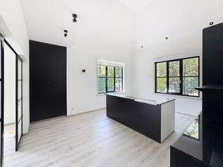 Praktijkruimte/kantoorruimte (ca. 100 m²) te huur in Aalter in een rustige en groene omgeving, maar met erg vlotte ontsluiting naar de...