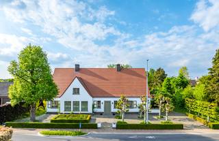 Op een topligging in Rumbeke, vlakbij het prachtige Sterrebos, bevindt zich deze alleenstaande villa op een perceel van 1.309 m².Deze...