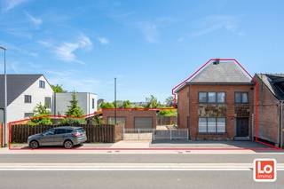 Verder te renoveren halfopen woning en afzonderlijke dubbele garage en stadstuin op een gemakkelijk bereikbare locatie in Hamme. De woning bevat op het gelijkvloers een inkomhal, een ruime leefruimte, een geïnstalleerde keuken, een berging en een toilet. Op de eerste verdieping zijn er twee ruime slaapkamers, een kleine bureauruimte/berging en een badkamer met lavabo, een zitbad en een toilet. Er is eveneens een ruime bergzolder. De woning beschikt over alle comfort en wordt centraal verwarmd met stookolie. Het buitenschrijnwerk bestaat uit PVC met dubbel glas en rolluiken op het gelijkvloers. De totale oppervlakte van het perceel is 325m².<br />Wil u deze woning op een gemakkelijk bereikbare locatie nabij het centrum van Hamme bezoeken? Schrijf dan nu voor het bezoekmoment op woensdag 1/7/2026 enkel via https://calendly.com/loimmogunther/bezoekmoment-heirbaan-219-te-hamme