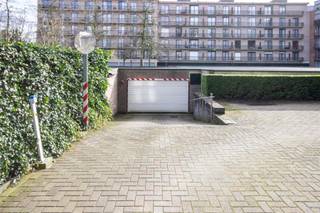 Ben je op zoek naar een centraal gelegen garagebox? Deze garage bevindt zich in residentie Gravenwal in het centrum van Beveren. <br /><br />De garagebox heeft een oppervlakte van 15,4m² (5,5 x 2,8).<br /><br />Beschikbaar vanaf 01/03.<br /><br />Bel of mail naar ons voor meer informatie. Wij helpen je graag verder!