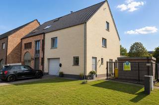 <p><span><span><strong>Instapklare moderne woning met 3 slaapkamers, garage en tuin.<br /><br /><u>Een bezoek aanvragen kan eenvoudig via onze website: www.immodrie.be. Zoek het pand terug onder 'Te Huur' en selecteer vervolgens op de pagina de optie 'Bezoek aanvragen'. Omwille van de grote reeks aanvragen, worden verzoeken via Immoscoop of andere portaalsites niet verwerkt.</u> </strong></span></span><span><br /></span></p>
<p>Welkom in deze aangename gezinswoning, gelegen in de kindvriendelijke en rustige verkaveling Bleek te Arendonk. We starten in de inkomhal, waar meteen een gastentoilet voorzien is. Vanuit de inkomhal is er toegang tot de inpandige garage, uitgerust met een automatische sectionaalpoort. Deze ruimte biedt niet alleen plaats aan een wagen, maar kan eveneens perfect gebruikt worden voor het stallen van fietsen en het opbergen van allerhande spullen. Vanuit de inkomhal lopen we verder naar de ruime leefruimte, die dankzij het open karakter volledig vrij en naar eigen wens kan worden ingericht. Er is voldoende ruimte om verschillende gezellige zithoeken en een eetgedeelte te creëren.</p>
<p>Achteraan bevindt zich de open keuken, die voorzien is van alle hedendaags comfort. De keuken beschikt over een praktisch kookeiland met gasvuur en een ruime hoekkeuken met koelkast, vriezer, vaatwasser op hoogte en een combioven. Dankzij de vele kasten is er bovendien voldoende opbergruimte.</p>
<p>Aan het kookeiland is er ruimte om barkrukken te plaatsen, ideaal voor een snel ontbijt, een gezellige babbel tijdens het koken of om gasten te ontvangen. Verder is er plaats voor een eettafel, waarbij je vanuit de keuken een aangenaam zicht hebt op de tuin.</p>
<p>Via de schuifpui met vliegenraam stap je rechtstreeks de tuin in. De tuin beschikt over een aangenaam terras en een graszone. Naast de woning staat bovendien een praktisch tuinhuis, ideaal voor het opbergen van tuingereedschap, vuilnisbakken,...</p>
<p>Naast de keuken bevindt zich een koele berging, voorzien van legschabben en dus bijzonder handig voor extra opslag. Daarnaast is er een achterinkom/wasplaats, die eveneens rechtstreeks toegang geeft tot de tuin.</p>
<p>We nemen vervolgens de trap naar de eerste verdieping. Hier bevinden zich drie volwaardige slaapkamers, elk voorzien van rolluiken en vliegenramen. De kamers bieden voldoende ruimte, waarbij ze naar eigen behoefte kunnen worden ingericht als slaapkamers, kinderkamers, bureau of hobbyruimte. De verdieping beschikt daarnaast over een ruime badkamer met een ligbad, een aparte douche, een badkamermeubel met enkele wastafel en een toilet.</p>
<p>Tot slot is er via een vlizotrap toegang tot de ruime opslagzolder. Deze biedt heel wat extra bergruimte voor bijvoorbeeld seizoensgebonden spullen, koffers en andere materialen. Op de zolder bevindt zich tevens de cv-ketel.</p>
<p><span><span><strong>Pluspunten</strong></span>:<br />- De ganse woning is voorzien van verlichting.<br />- Regenwaterput voorzien voor wasmachine en toiletten.<br />- TV aansluiting op alle slaapkamers.<br />- Rustige, kindvriendelijke locatie.</span></p>