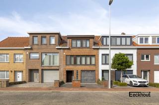 Deze woning is gelegen in een rustige en goed bereikbare woonwijk, nabij belangrijke invalswegen, winkels en bushaltes.<br />Wat de ligging bijzonder maakt, is het open uitzicht aan de achterzijde. De tuin grenst aan uitgestrekte weiden, met verderop het Kennedyrondpunt, waardoor je vanuit de living &amp; de slaapkamers en vanop het terras, geniet van een vrij uitzicht.<br />De woning heeft al een stevige basis en werd op belangrijke punten vernieuwd: de ramen werden vervangen en de recente, condenserende aardgasketel zorgt voor een efficiënte verwarming en een gunstig EPC-label C (geen renovatieplicht).<br />Indeling: <br />- gelijkvloers: brede inkomhal met plaats voor een (vestiaire)kast, zeer ruime garage met oprit, wasplaats met verwarmingsketel en douche, gezellige tuin met terras;<br />- eerste verdieping: apart toilet, lichtrijke leefruimte met mooi open zicht, aansluitend terras met trap naar de tuin, aparte keuken;<br />- tweede verdieping: 3 slaapkamers en badkamer met ligbad, toilet en lavabo;<br />- kruipzolder (met geïsoleerd hellend dak);<br />Met wat modernisatiewerken is van deze woning echt een pareltje te maken! Maak nu uw afspraak en ontdek zelf de vele mogelijkheden!