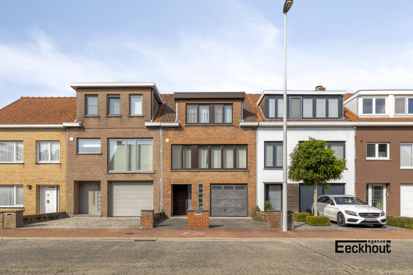 Te moderniseren woning op goede ligging met garage en tuin! - foto 3