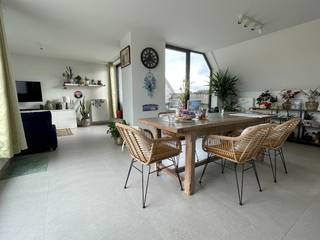 Op een vlot bereikbare locatie in Kuurne bevindt zich dit prachtig afgewerkte dakappartement met drie slaapkamers in Residentie César. Vrij op 1 augustus 26.<br />Via de lift bereik je rechtstreeks de inkomdeur van het appartement. De ruime inkomhal met ingemaakte kasten verwelkomt je en biedt meteen voldoende bergruimte.<br />Aan de rechterzijde bevindt zich het lichtrijke woongedeelte met een ruime living en een open, volledig ingerichte keuken. Aansluitend aan de keuken is er een praktische berging. Het appartement beschikt over twee mooie terrassen: één aan de voorzijde en één aan de achterzijde, ideaal om op elk moment van de dag van de zon te genieten.<br />Aan de linkerzijde van het appartement bevinden zich drie volwaardige slaapkamers, waarvan één met aansluitende badkamer. Daarnaast is er een gastentoilet en een tweede badkamer. Eén van de slaapkamers is voorzien van ingemaakte kasten.<br />Achter het appartementsgebouw bevindt zich een privatieve autostaanplaats.<br />Syndicvoorschot: €100/maand<br />Troeven<br />✔ Hoogwaardige afwerking<br />✔ Laag EPC (energiezuinig)<br />✔ Vlotte bereikbaarheid<br />Interesse in dit instapklare dakappartement? Contacteer ons voor een bezoek!