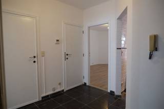<p><span>Inschrijven voor een bezichtiging kan enkel via de huuraanvraag op deze website.</span></p><p><span> </span></p><p><span>Gerenoveerd instapklaar gelijkvloers appartement met volgende indeling: inkomhal met bergkast, ruime leefruimte, keuken met toestellen, bijkeuken met toegang naar de tuin, 1 slaapkamer, extra kamer als bureau/dressing, badkamer met inloopdouche en lavabo, afz. toilet. Tuin met terras en tuinberging. Vaste kosten + 30 €/maand. Er zijn 2 kelders beschikbaar. Er is een fietsenstalling in de voortuin. </span></p>
