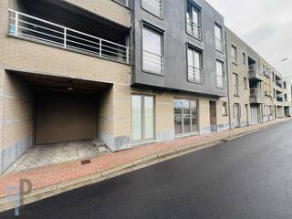 Gezellig gelijkvloersappartement in zeer rustige residentie. Het appartement omvat een inkomhal, woonkamer met open keuken, bergruimte, 1 slaapkamer, badkamer, terras en een kelder. De keuken is uitgerust met combi-oven, koelkast, vaatwasmachine, dampkap en vitrokeramische kookplaat. Moderne badkamer met badkamermeubel, inloopdouche en toilet. Voor meer inlichtingen of een bezoek, contacteer Veronique 0483/676579