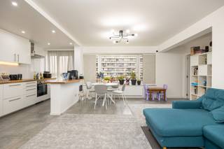 Ontdek dit lichtrijke en uitstekend onderhouden appartement op de 9de verdieping van een verzorgde residentie. Het appartement werd recent...