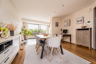 <p>Ben je op zoek naar een energiezuinige triplex met 3 slaapkamers, 2 terrassen en garagebox in Aalst? Gevonden!</p>
<p>Op de bovenste verdiepingen van een recent gebouw uit 2000 met lift vind je deze instapklare triplex van maar liefst 142m², afgewerkt met kwaliteitsvolle materialen. Dankzij de vele raampartijen geniet elke ruimte van een overvloed aan natuurlijk licht. De ligging is bijzonder gunstig: vlak bij de E40 met een vlotte verbinding naar Gent en Brussel, op een belangrijke invalsweg richting het centrum van Aalst en toch op wandelafstand van het stadspark.<br />Verder beschikt het appartement over een twee terrassen waardoor je zowel van de ochtend- als avondzon kan genieten. Ook technisch scoort deze eigendom uitstekend met een gunstig EPC-label B (condensatieketel, airco's, dakisolatie...), een conforme elektrische keuring en een asbestveilig attest. Extra troef is de mogelijkheid om een garagebox aan te kopen voor € 30.000.</p>
<p>De leefverdieping omvat een ruime inkomhal met vestiaire en gastentoilet, een lichtrijke leefruimte met zit- en eethoek, een volledig uitgeruste keuken en een praktische berging.</p>
<p>Op de bovenverdiepingen leidt de nachthal met vide naar drie volwaardige slaapkamers en een ruime badkamer uitgerust met zowel een ligbad als een douche, dubbele lavabo en een tweede toilet. De vide zorgt voor een extra gevoel van ruimte en licht tussen beide verdiepingen.</p>
<p>Ben je op zoek naar een instapklare en kwalitatief afgewerkte woonst met veel ruimte, licht en een uitstekende bereikbaarheid? Contacteer ons vandaag nog voor een bezoek en ontdek zelf alle troeven van deze unieke triplex!</p>