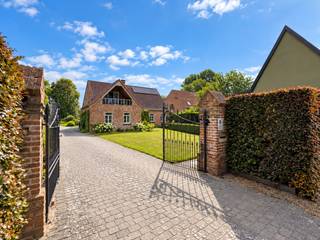 In een rustige en landelijke omgeving te Beke, Lievegem, vinden we deze ruime en instapklare woning op een bijzonder perceel van maar liefst 3.599 m². Een dergelijke oppervlakte in woongebied is vandaag bijzonder schaars.<br /><br />De oorspronkelijke hoeve werd in 1984 verbouwd en doorheen de jaren verder uitgebreid tot een comfortabele gezinswoning. De woning beschikt over aangename leefruimtes, een volledig uitgeruste keuken en een gezellige leefveranda met prachtig zicht op de tuin. Op het gelijkvloers bevindt zich bovendien een aparte bureauruimte.<br /><br />Boven zijn er vier slaapkamers, waaronder een ruime masterbedroom met dressing en buitenterras. Verder zijn er een badkamer, een extra doucheruimte beneden en een praktische opbergzolder.<br /><br />De absolute troef is het ruime en prachtig aangelegde perceel. De volwassen tuin biedt volop privacy en achteraan bevindt zich een bosrijk gedeelte. Centraal in het geheel ligt een schitterende zwemvijver, aangevuld met een vrijstaande sauna en buitendouche – een heerlijke plek om in alle rust te genieten.<br /><br />Ook op technisch vlak is de woning goed uitgerust met dubbele beglazing, rolluiken, centrale verwarming op aardgas, een zonneboiler, zonnepanelen en de nodige isolatie. De woning behaalt een EPC-label B met een score van 124 kWh/m²/jaar.<br /><br />Verder beschikt de eigendom over een ruime oprit, extra parkeerplaatsen, een dubbele garage met elektrische poort en verdieping en twee regenwaterputten.<br /><br />Een ruime, instapklare woning met een uitzonderlijk perceel, volop privacy en een unieke buitenbeleving. Een eigendom die rust en ruimte combineert met het comfort van vandaag.<br />Meer info of een bezoek? Bel WIJSvastgoed op 09 395 80 10!