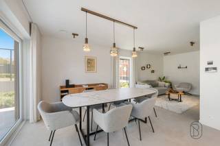Ontdek dit stijlvolle woonproject in de Sint-Jansstraat / Kardinaal Schottestraat in Beveren-Leie, waar moderne en traditionele architectuur harmonieus samenkomen. De gevarieerde woningen zorgen voor een aantrekkelijk straatbeeld en een warme, aangename woonomgeving.Elke woning beschikt over 3 slaapkamers, een ruime leefruimte en een ingerichte badkamer, afgestemd op hedendaags wooncomfort. Daarnaast geniet je van een privatieve tuin, ideaal om tot rust te komen en volop van het buitenleven te genieten. Ook aan praktisch gemak is gedacht, met voldoende parkeergelegenheid voor bewoners en bezoekers.Dankzij de mooie mix van bouwstijlen, de doordachte inrichting en de vlotte bereikbaarheid vormt dit project een ideale thuisbasis voor wie kwaliteitsvol en zorgeloos wil wonen in Beveren-Leie.Meer informatie gewenst over dit project?Contacteer ons via: emiel@immobeguin.be