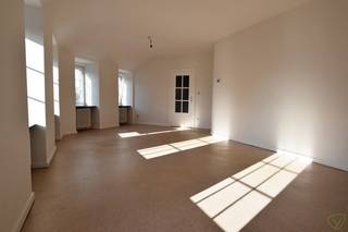 Samenstelling:<br /><br />Inkomhal, toilet, badkamer met een ligbad, een zeer lichtrijke woonkamer, geïnstalleerde keuken, ruime berging en 2 slaapkamers. <br /><br />Het appartement geniet van een fraai uitzicht en veel lichtinval. <br /><br />Er zijn geen syndicuskosten.<br /><br />Het appartement onderging een grondige renovatie in en is instapklaar.<br /><br />Wenst U dit appartement te bezichtigen? Schrijf U gerust in op via de website en wij zullen U uitnodigen voor de bezoekdag.