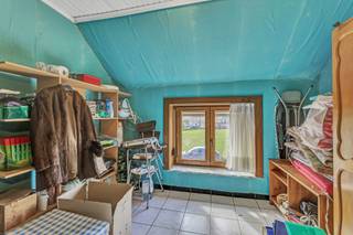 <p>In Roosdaal, op wandelafstand van winkels, scholen en openbaar vervoer, vindt u deze te renoveren woning met tuin en oprit, gelegen op een perceel van 468 m². Op het gelijkvloers vindt u een lichtrijke woonkamer van 30 m², een aparte eetkamer van 10 m² en een vernieuwde keuken van 10 m² Achteraan vinden we nog de gezellige veranda van 26 m², die uitgeeft op de tuin. De ruime garage van 38 m² biedt bijkomende bergruimte. Op de bovenverdieping treft u drie slaapkamers aan, met respectievelijke oppervlaktes van 12 m², 16,5 m² en 7 m², aangevuld met een badkamer van 8 m² met bad, toilet en enkele lavabo. Zolder en kelder aanwezig. Het EPC-label is E (474 kWh/m²), renovatieplicht. Rustig gelegen, maar toch nabij invalswegen richting onder meer Aalst, Ninove en Brussel. Stedenbouwkundige inlichten en maatregelenregister in aanvraag.</p>
