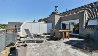 Knap afgewerkt dakappartement nabij het centrum van Vosselaar.
Het appartement is gelegen op de tweede verdieping van een kleinschalig appartementsgebouw en omvat een inkomhal met gastentoilet, een grote woonkamer op parket en een volledige ingerichte keuken. Verder is er een badkamer met ligbad en zijn er twee ruime slaapkamers met ingemaakte kasten.
Het grote terras met ideale zonneoriëntatie is toegankelijk via de leefruimte en hier kan je werkelijk de ganse dag genieten van de zon!
De trap in de leefruimte geeft toegang tot de zolderverdieping. Deze is ingericht als bering/wasplaats en is voorzien van vele ingemaakte kasten.
De garage is gelegen achter het appartementsgebouw en is inbegrepen in de huurprijs.