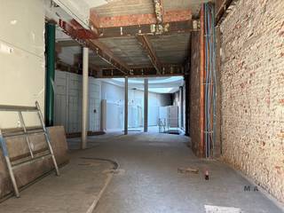 <p><span>Dit handelsgelijkvloers met kelderverdieping via een mooie trap biedt veel bruikbare ruimte, die door de huurder flexibel kan worden ingericht.</span></p><p><span>De kelder beschikt naast sanitaire voorzieningen over extra opslagruimte.</span></p><p><span>Het pand wordt basic en functioneel afgewerkt, met vloeren, wanden in ruwe baksteen en/of wit geschilderd, een industriële plafondafwerking en een voorziene elektrische installatie.</span></p><p><span> </span></p><p><span>De grote plafondramen zorgen voor veel natuurlijke lichtinval. Voorliggend een aangenaam, druk bezocht zonneterras.</span></p><p><span>Een veelzijdige ruimte met karakter, licht en mogelijkheden.</span></p><p><span>6.700 EUR + aandeel onroerende voorheffing ten laste van de huurder.</span></p><p><span>Meer info of een plaatsbezoek?</span></p><p><span>Wij plannen graag een bezoek met u in neem gerust dagelijks contact op via 0485 34 56 71 of marleen@mca-vastgoed.be. Wij zijn dagelijks bereikbaar, reageren snel en werken met een flexibele agenda.</span><span> </span></p>