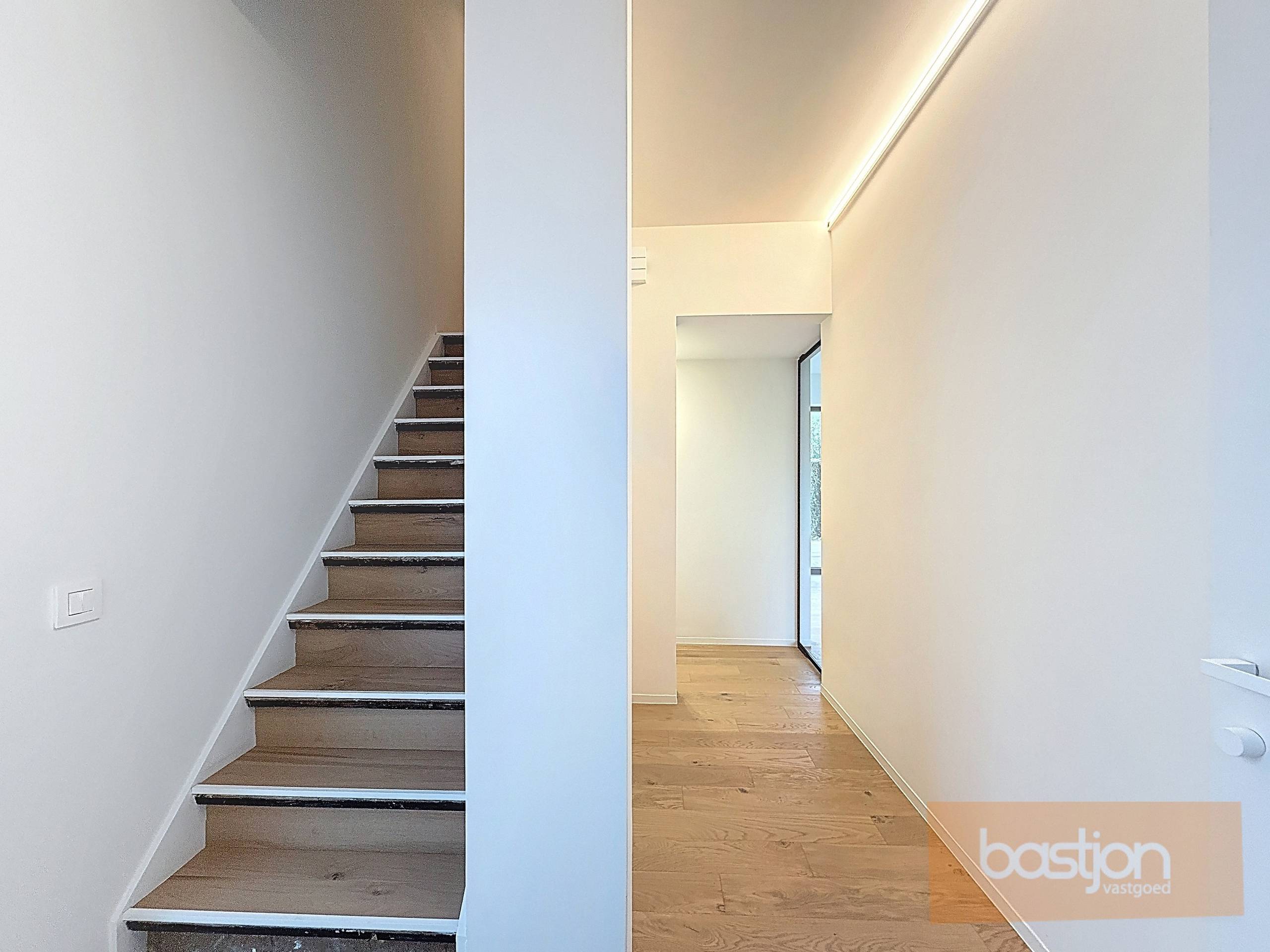 Volledig gerenoveerde, lichtrijke woning met uitzicht op het Preshoekbos - foto 2