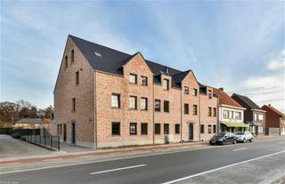 Prachtig nieuw duplex-appartement in het centrum van Tielen.
Het gebouw is schitterend gelegen niet ver van het station, winkels en scholen.

Dit appartement is gelegen op de tweede en derde verdieping. Uiteraard is er een lift aanwezig.

Er zijn 3 slaapkamers, een badkamer met douche en bad, een volledig ingerichte keuken en een zeer ruime living.
Vanuit de living heeft men toegang tot het terras.

Bij dit appartement is een garagebox inbegrepen.

De maandelijkse kosten bedragen 50 euro per maand.