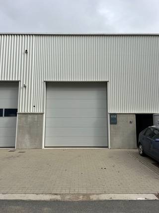 <p>Dans un emplacement facilement accessible le long de la Mechelsesteenweg (N227) à Nossegem, nous proposons à la location une unité PME clé en main de ± 160 m².</p>
<p>La situation est stratégique : à proximité immédiate de l'aéroport de Zaventem, avec un accès direct à l'E40, au ring de Bruxelles (R0) et au centre de Bruxelles. Idéale pour le stockage, la production légère, une combinaison bureau-entrepôt ou des activités de services.</p>
<p><strong>Caractéristiques</strong></p>
<ul>
<li>Superficie : ± 160 m²</li>
<li>Porte sectionnelle</li>
<li>Hauteur libre de 6 m</li>
<li>2 places de parking</li>
<li>Entrée et sortie aisées le long de la chaussée</li>
</ul>
<p><strong>Conditions</strong></p>
<ul>
<li>Loyer : 1.400 EUR/mois (hors TVA)</li>
<li>Provision pour charges générales : 250 EUR/mois</li>
<li>Précompte immobilier : ± 760 EUR/an (à charge du locataire)</li>
</ul>
<p>Intéressé(e) ou envie d'une visite ? Contactez Structura au 02 462 32 000 — nous vous transmettrons volontiers toutes les informations complémentaires.</p>