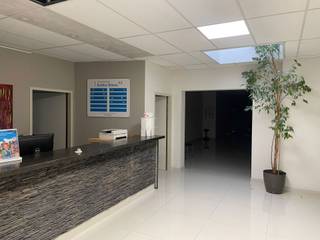 Industrial building of 650 m² for rent in Ninove, with easy access to the Expressway. Fixed furniture remains available. At the front of the...