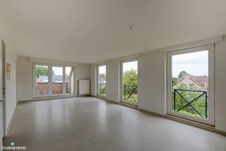 INSTAPKLAAR DUPLEXAPPARTEMENT MET 2 SLAAPKAMERS EN GARAGE NABIJ HET CENTRUM VAN BILZEN<br /><br />Dit instapklare duplexappartement is gelegen aan de Winterstraat 32/6 te Bilzen. De gezellige markt, de vele terrassen, de winkels en het bruisende centrum van Bilzen zijn op wandelafstand gelegen. Ook de diverse scholen in Bilzen bevinden zich op fiets- en wandelafstand. Door haar centrale ligging is er een goede uitvalsbasis naar zowel de omliggende dorpen en steden alsook de op- en afrit van de autostrade E313.<br /><br />Het appartement is gelegen op de tweede en derde verdieping en is bereikbaar via de trap en de lift.<br />De indeling is als volgt:<br />TWEEDE VERDIEPING:<br />- Inkomhal.<br />- Toilet.<br />- Woonkamer.<br />- Keuken. De keuken is voorzien van een inbouwkoelkast en een keramische kookplaat met afzuigkap.<br />- Ruime berging met aansluiting voor het wasmachine.<br />- 2 terrassen met buitenberging.<br /><br />DERDE VERDIEPING:<br />- Nachthal.<br />- 2 slaapkamers.<br />- Badkamer. De badkamer is voorzien van een enkele lavabo, een toilet en een bad-douche combinatie.<br /><br />De gemeenschappelijke kosten bedragen €25/maand.<br />Het appartement beschikt over een garage aan de achterzijde van het gebouw.<br /><br />Wilt u graag een bezichtiging inplannen voor dit instapklare appartement? Contacteer ons dan vrijblijvend via info@matisimmo.be.