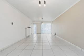 Op zoek naar een instapklare, comfortabele en energiezuinige woning op een rustige en kindvriendelijke locatie? Dan is deze charmante woning in Boezinge beslist het ontdekken waard. Gelegen in een rustige, doodlopende straat met een speelplein vlakbij, combineert deze woning aangenaam wonen met een uitstekende bereikbaarheid. School, slager, buurtwinkels en andere dagelijkse voorzieningen bevinden zich bovendien op wandelafstand.<br /><br />Bij het binnenkomen word je verwelkomd in een ruime inkomhal met apart gastentoilet. Van hieruit komen we in de lichtrijke leefruimte met open keuken. Dankzij de grote raampartijen stroomt het natuurlijke licht hier volop naar binnen en geniet je van een aangename verbinding met de tuin. De keuken werd volledig vernieuwd in 2024 en is praktisch ingericht met alle nodige voorzieningen. Aansluitend bevindt zich een handige berging, die eveneens toegang biedt tot de inkomhal.<br /><br />Via de inkomhal bereiken we de ruime garage, voorzien van een elektrische poort en een laadpaal. Naast het comfortabel parkeren van de wagen is er hier ook voldoende ruimte voor extra bergruimte.<br /><br />Op de eerste verdieping bevinden zich drie volwaardige slaapkamers, een praktische dressing en een ruime badkamer. Deze werd in 2025 volledig gerenoveerd en beschikt over een dubbel lavabomeubel, inloopdouche, ligbad en toilet. Daarnaast is er nog een ruime zolder, die momenteel dienstdoet als extra opslagruimte maar ook mogelijkheden biedt voor de toekomst.<br /><br />Ook buiten heeft deze woning heel wat te bieden. De ruime zuidwestgerichte tuin vormt een heerlijke plek om te ontspannen, te genieten van de zon of gezellig samen te zijn met familie en vrienden. Het aangename terras sluit mooi aan bij de leefruimte en achteraan bevindt zich nog een praktisch tuinhuis voor extra opbergruimte.<br /><br />De woning werd doorheen de jaren grondig aangepakt en voorzien van verschillende energiezuinige en comfortabele technieken. Zo beschikt de woning over spouwmuurisolatie, een geïsoleerde zolder, 12 zonnepanelen met hybride omvormer, een nieuwe condensatieketel, conforme elektriciteit en een regenwaterput van 1.500 liter. Ook de materialen voor de verdere afwerking boven zijn reeds aanwezig en inbegrepen in de verkoopprijs. Met slechts een beperkte afwerking heb je hier een woning die helemaal klaar is voor de toekomst.<br /><br />Rustige ligging, een zonnige tuin, drie slaapkamers, een vernieuwde keuken en badkamer én tal van energetische troeven: deze woning heeft alles in huis om er jarenlang comfortabel te wonen. Aarzel niet en contacteer Vastgoed Delaey vandaag nog voor een bezoek ter plaatse. Misschien wordt dit wel de plek waar jouw nieuwe herinneringen ontstaan!
