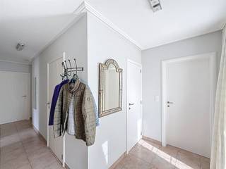 INSTAPKLARE VILLA NABIJ HET STERREBOS - RUST, RUIMTE EN COMFORT IN EEN GROENE OMGEVING INDELING:DE WONING VERWELKOMT JE VIA EEN RUIME INKOMHAL MET...